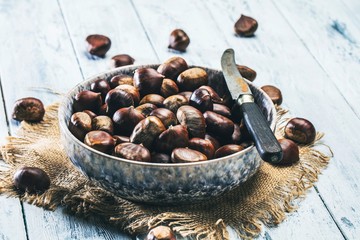 Gebratene Kastanien serviert auf dem alten Tisch