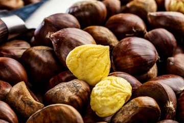 Gebratene Kastanien serviert auf dem alten Tisch