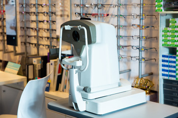 Auto refractometer in optical store