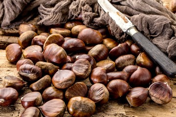 Gebratene Kastanien serviert auf dem alten Tisch