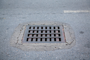The drain cap is made of steel, which is welded into a square on the road