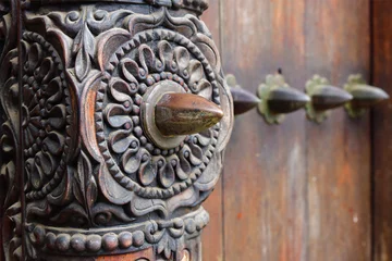 Fotobehang Traditionele houten gesneden deur in Stone Town, Zanzibar, Tanzania, Afrika © Oleg Znamenskiy