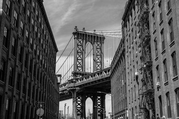 Obraz premium View of one of the towers of the Manhattan Bridge from the streets of the DUMBO district, Brooklyn, NYC black and white