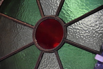 buntes Glasfenster in Radform