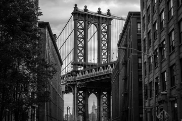 Blick auf einen der Türme der Manhattan Bridge von den Straßen des Stadtteils DUMBO, Brooklyn, NYC schwarz und weiß © FitchGallery