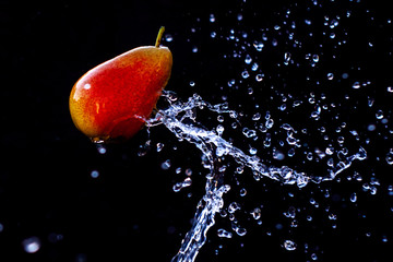 fliegende Birne im Wasserstrahl