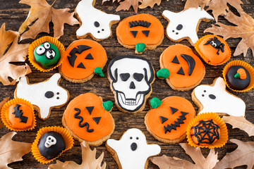 Halloween gingerbread cookies on the wooden table