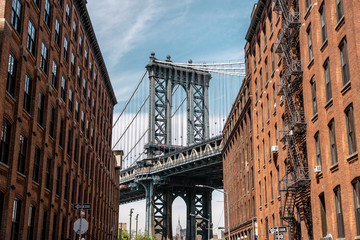 Plakat View of one of the towers of the Manhattan Bridge from the streets of the DUMBO district, Brooklyn, NYC 