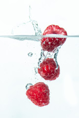 Himbeeren fallen ins Wasser
