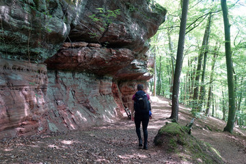 Wandern an einem Felsen bei Lemberg im Pfälzer Wald