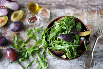 Healthy autumn salad with arugula and plum. Selective focus. Macro.