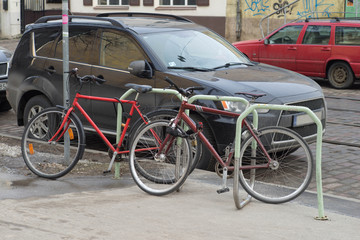 Fototapeta na wymiar Autumn city. Roadside. Parking for bicycles.