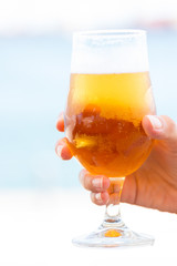 Cerveja em mão feminina