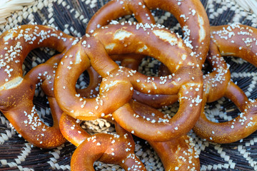 Brezeln in Brotkorn - Nahaufnahme