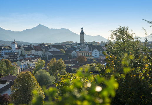Traunstein in Bayern (Nähe Chiemsee) - Panoramablick mit Ortskern und Bergen