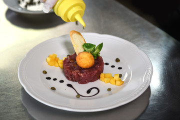 tartare di tonno rosso preparata in un ristorante da uno chef