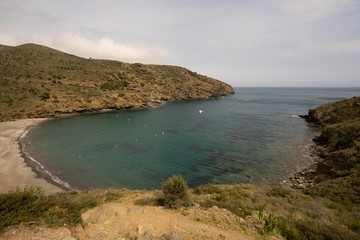 Fototapeta premium Crique et plage de sable gris en Espagne