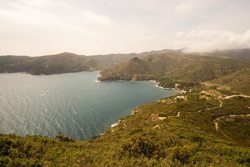 Bord de mer en Espagne, maquis et végétation rase