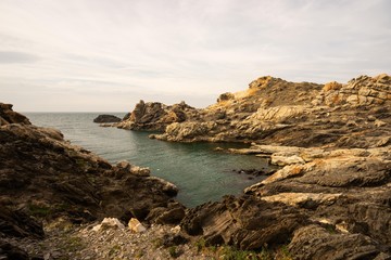 Fototapeta na wymiar Crique rocheuse espagnole, mer Méditerranée 