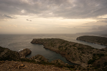 Fototapeta na wymiar Bord de mer espagnol, rochers, criques sous un crépuscule, nuages