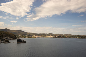 Fototapeta premium Bord de mer espagnol, village blanc et collines