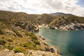 Fototapeta na wymiar Bord de mer, rochers, plage, maquis, collines en Espagne