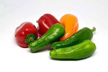 Kleine gelbe und rote Paprika und grüne Jalapeno, isoliert auf weißem Hintergrund