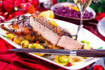 Weihnachtsgans serviert auf feierlich gedecktem Tisch