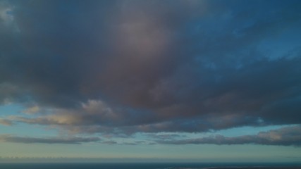 Obraz premium sunset stroking the clouds the sky the earth and the sea