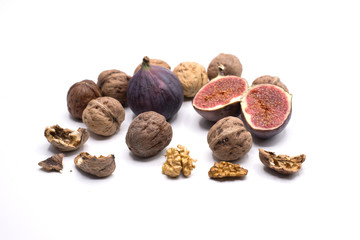 Noix de grenoble et figues santé sur fond blanc extra lumineux style photo studio / Healthy...