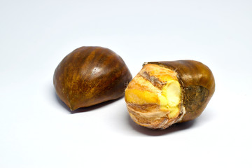 Eine ganze Kastanie und eine halbe Kastanie, isoliert auf weißem Hintergrund