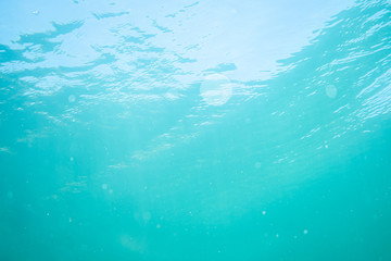 Obraz premium waves on a lake shot form under water, under water photography in a lake in austria