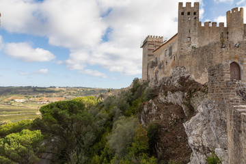 Fototapeta premium Krajobraz ze średniowiecznym murem i zamkiem w Óbidos, Portugalia