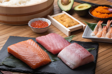 sushi ingredients, tuna, salmon, yellow tail, sea urchin, salmon roe, shrimp, rice