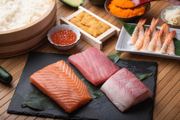 sushi ingredients, tuna, salmon, yellow tail, sea urchin, salmon roe, shrimp, rice