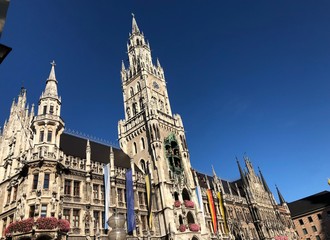 Fototapeta premium Rathaus mit Glockenspiel am Marienplatz in München