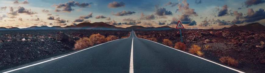 Fototapete Landschaft Bild im Zusammenhang mit unerforschten Straßenreisen und Abenteuern. Straße durch die malerische Landschaft zum Ziel im Naturpark Lanzarote