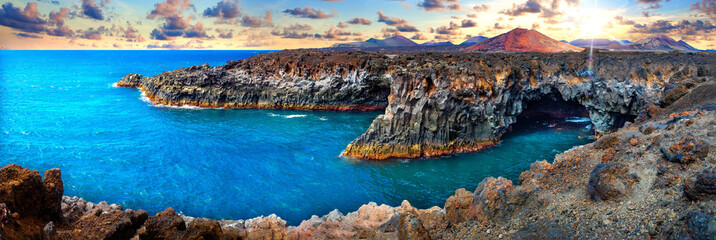 Strände, Klippen und Inseln von Spain.Scenic Landschaft Die Lavahöhlen von Los Hervideros auf der Insel Lanzarote, Wahrzeichen der Kanarischen Inseln