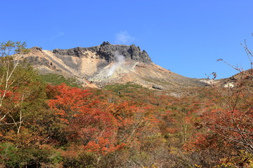 秋の紅葉の那須岳 ( 姥ヶ平からの茶臼岳 )