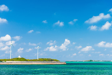Obraz premium 宮古島の青い海と風車 Beautiful beach in Miyakojima Island, Okinawa.