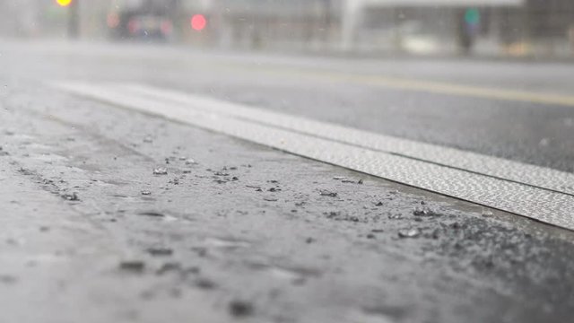 豪雨　道路の路面　排水溝　2019年　台風19号　東京　新宿駅　4K