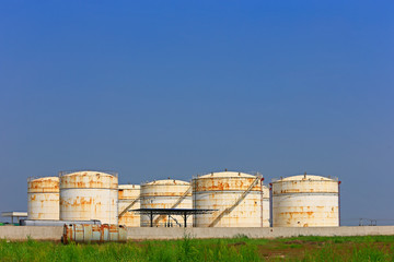 Fototapeta na wymiar Oil storage tank, industrial equipment