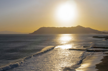 Fototapeta premium 夕焼けの函館山と海岸