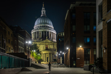 Fototapeta na wymiar st pauls cathedral at night 