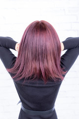 女性　後ろ姿　ピンク　髪