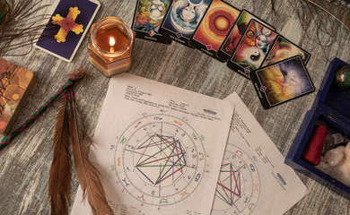 antiguos artículos de magia ubicados en una mesa de madera © The Hikers