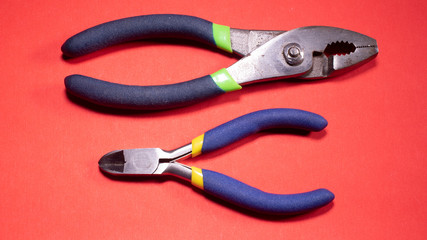 Mechanical pliers It is used to manipulate, bend or hold all kinds of metal parts of different materials.