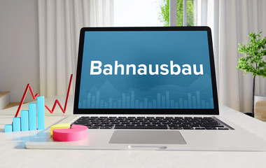 Bahnausbau – Business/Statistik. Laptop im Büro mit Begriff auf dem Monitor. Finanzen/Wirtschaft.