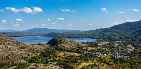 Pueblos de Ribadelago Viejo y Nuevo junto al Lago de Sanabria. Parque Natural. Zamora, España.