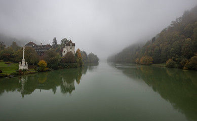 Fototapeta na wymiar Wernstein am inn an einem nebeligen Morgen im Herbst